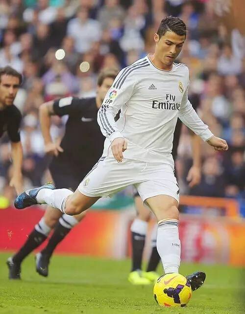 安全感满满！德保罗穿跨栏背心当梅西“保镖”，苏牙贴身紧跟（安全感拉满！德保罗穿跨栏背心护驾梅西，苏牙全程紧随）